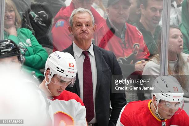 Darryl Sutter of the Calgary Flames coaches against the Dallas Stars at the American Airlines Center on January 14, 2023 in Dallas, Texas.
