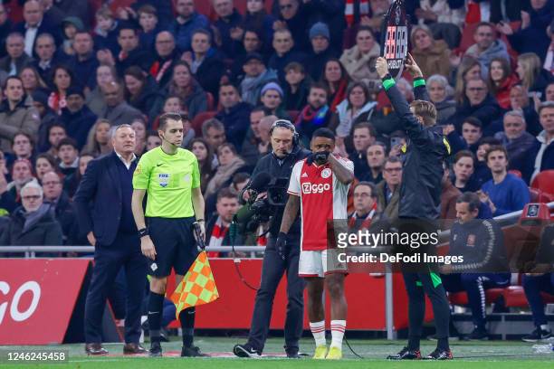 Steven Bergwijn of AFC Ajax substitution during the Dutch Eredivisie match between AFC Ajax and FC Twente at Johan Cruijff Arena on January 14, 2023...