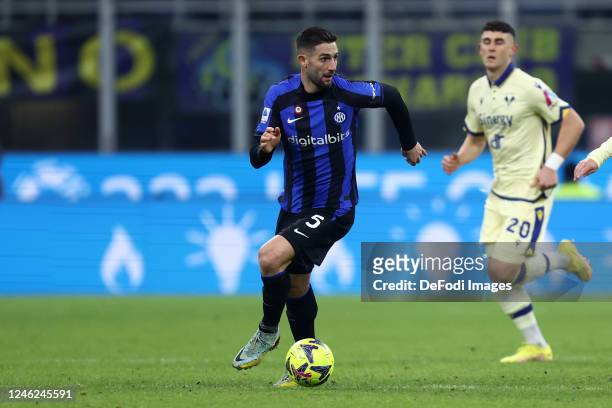 Roberto Gagliardini of FC Internazionale controls the ball during the Serie A match between FC Internazionale and Hellas Verona at Stadio Giuseppe...