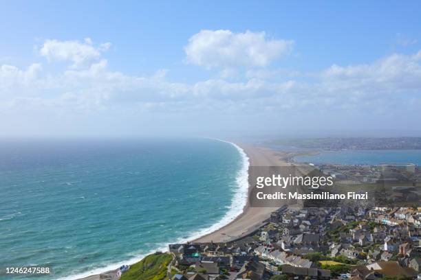 view of chesil beach and the town of fortuneswell in portland island, dorset, england, united kingdom, uk - weymouth dorset stock-fotos und bilder