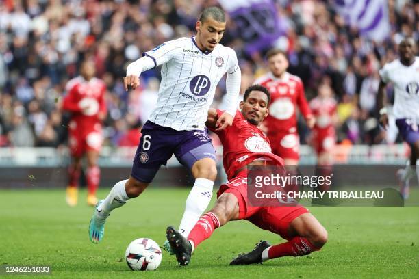 Toulouse's Moroccan forward Zakaria Aboukhlal fights for the ball with Brest's French defender Christophe Herelle during the French L1 football match...