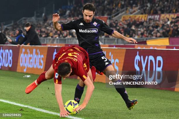 Fiorentina's Italian midfielder Giacomo Bonaventura vies with AS Roma's Albanian defender Marash Kumbulla during the Italian Serie A football match...