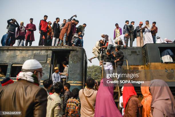 Muslim devotees arrive in an overcrowded train to take part in the Akheri Munajat or final prayers during the 'Biswa Ijtema', an annual congregation...