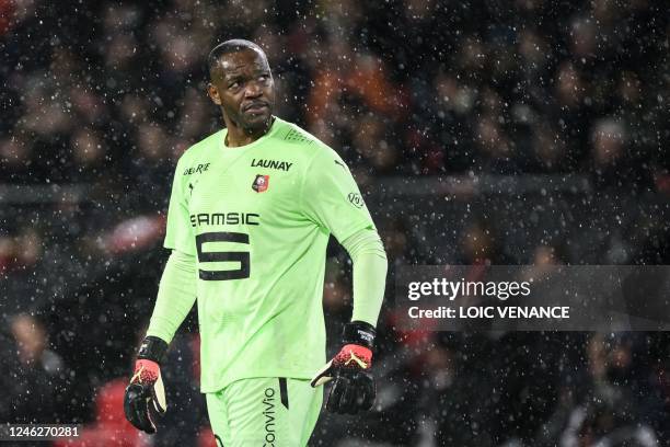 Rennes' French goalkeeper Steve Mandanda looks on during the French L1 football match between Stade Rennais FC and Paris Saint-Germain at the Roazhon...