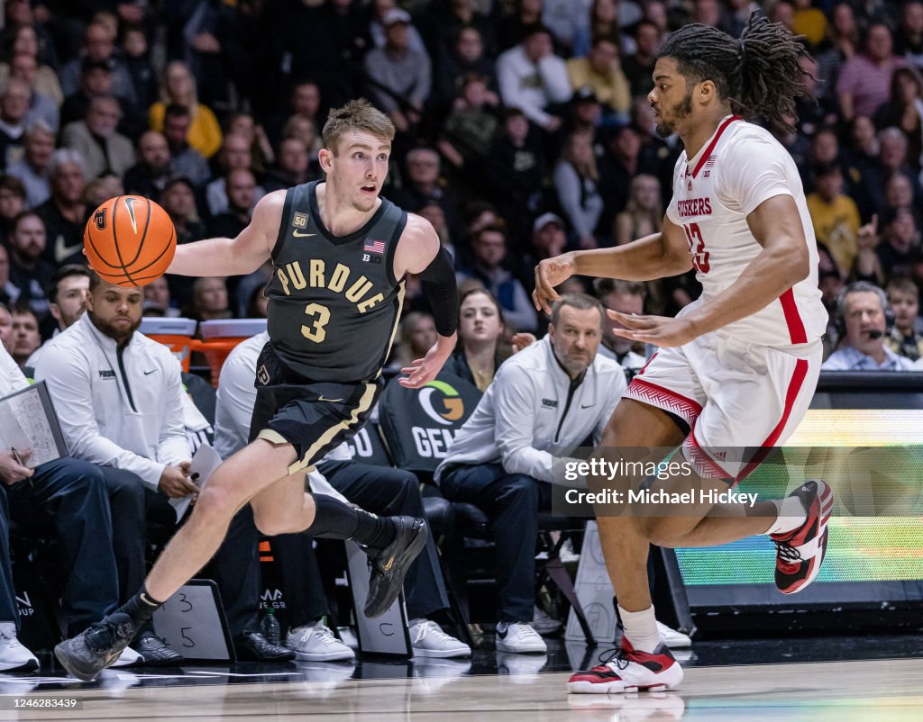 Braden Smith of the Purdue Boilermakers dribbles against Derrick ...