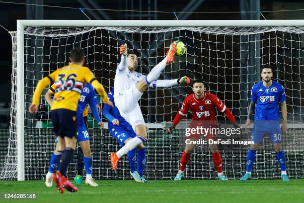 Emil Audero of UC Sampdoria controls the ball during the Serie A match between Empoli FC and UC Sampdoria at Stadio Carlo Castellani on January 16,...