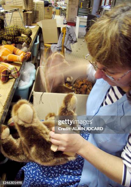 Une ouvrière de l'entreprise "Blanchet-Peluches", dernière entreprise de fabrication artisanale de peluches en France, travaille le 19 janvier 2005 à...