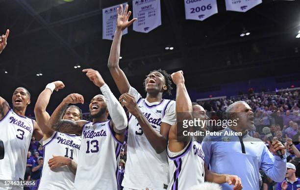 Head coach Jerome Tang of the Kansas State Wildcats celebrates with players Markquis Nowell, Nae'Qwan Tomlin, Desi Sills, Keyontae Johnson and David...