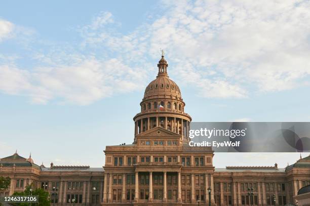 straight on shot of the state capitol building in austin, texas - federal district - fotografias e filmes do acervo