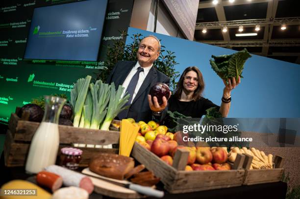 January 2023, Berlin: Joachim Rukwied, President of the German Farmers' Union, and Lea Fließ, Managing Director of Forum Moderne Landwirtschaft, hold...