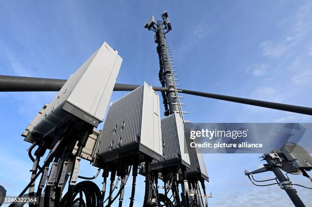 January 2023, North Rhine-Westphalia, Duesseldorf: A new 5G mobile communications mast from Vodafone stands on a high-rise building at the...