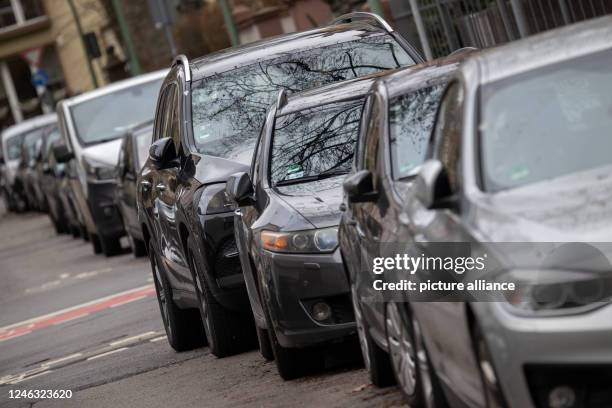 January 2023, Hessen, Frankfurt/Main: An SUV parked in a row with other cars. Photo: Sebastian Gollnow/dpa