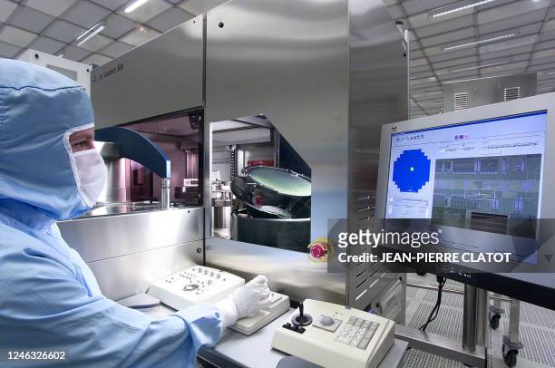 Un technicien travaille le 22 juin 2004 à Crolles, dans "salle blanche" de l'unité pilote de recherche et de développement en nanoélectronique de...