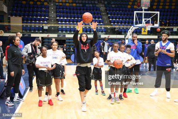 Alex Caruso of the Chicago Bulls participates with the kids during the Her Time To Play Clinic at the Palais des sports Marcel-Cerdan on January 18,...