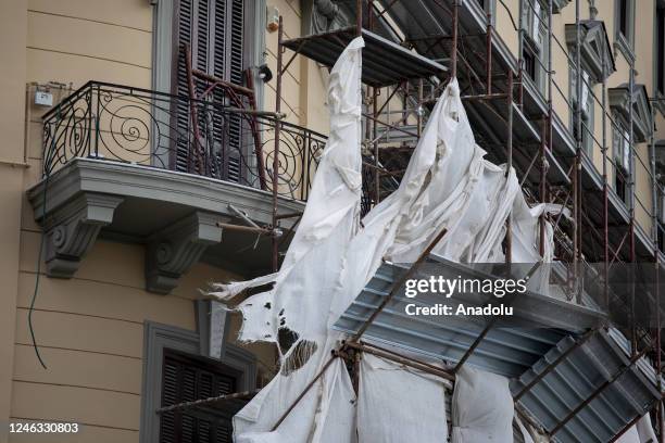 Windy Building Fall Wind Damage To Building Photos and Premium High Res Pictures - Getty Images