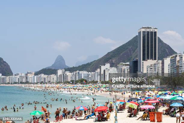 January 2023, Brazil, Rio de Janeiro: People enjoy a day on Copacabana beach in high temperatures. On Sunday, the so-called felt temperature in the...