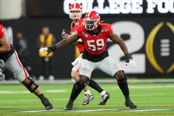 Georgia Bulldogs offensive lineman Broderick Jones looking to make a block during the Georgia Bulldogs game versus the TCU Horned Frogs