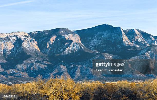 südwestens mit sandia-berge - sandia mountains stock-fotos und bilder