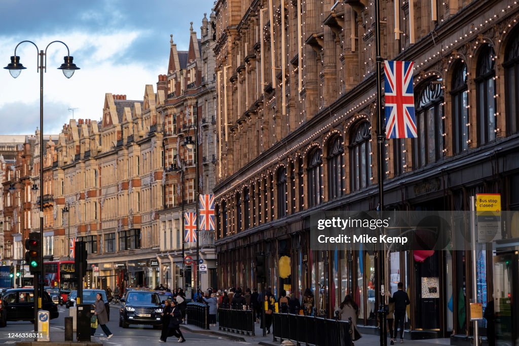 Brompton Rd Street view on Brompton Road outside Harrods department store in ...