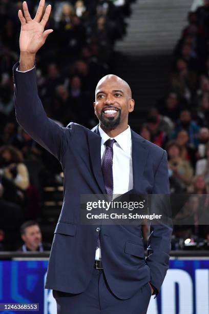 Richard Rip Hamilton waves to fans during the game between the Chicago Bulls and the Detroit Pistons on January 19, 2023 at Accor Arena in Paris,...