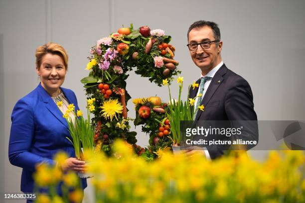 Dpatop - 20 January 2023, Berlín;: Berlin Mayor Franziska Giffey and German Agriculture Minister Cem Özdemir pose in front of a letter "G" made of...