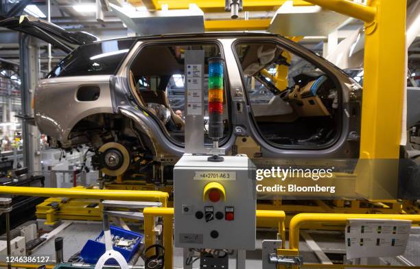 Land Rover Assembly Line 142 Inside Jaguar Land Rover Factory Plant Stock Photos, High-Res ...