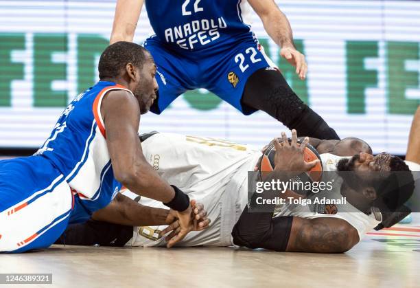 Othello Hunter, #8 of FC Bayern Munich in action with Bryant Dunston, #42 of Anadolu Efes Istanbul during the 2022-23 Turkish Airlines EuroLeague...