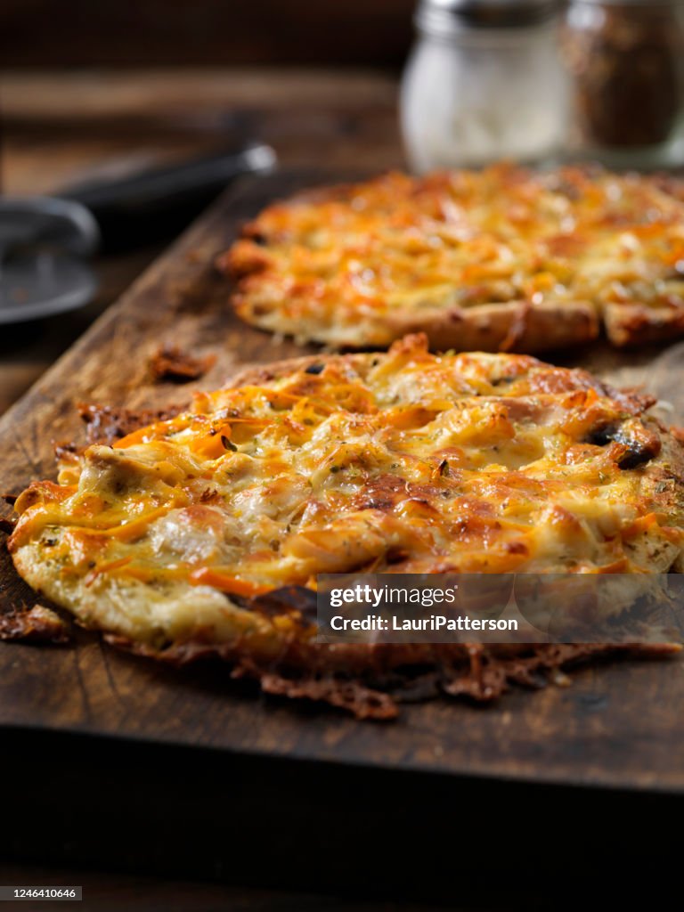 Small 8" Thin Crust Roast Chicken Pizza with Alfredo Sauce, Mushrooms and Red Peppers on Pita Bread