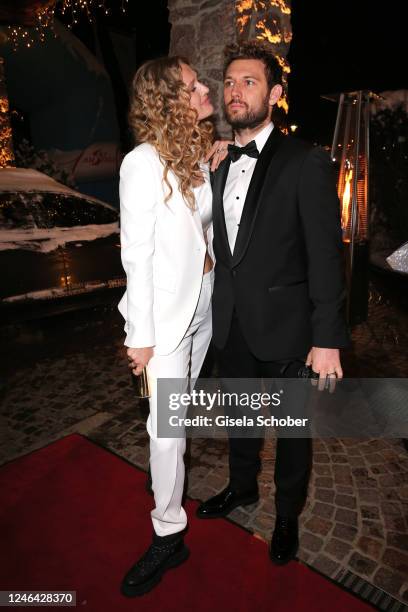 Toni Garrn and Alex Pettyfer attend the Hummerparty during the Hahnenkammrennen at Hotel Kitzhof on January 21, 2023 in Kitzbühel, Austria.