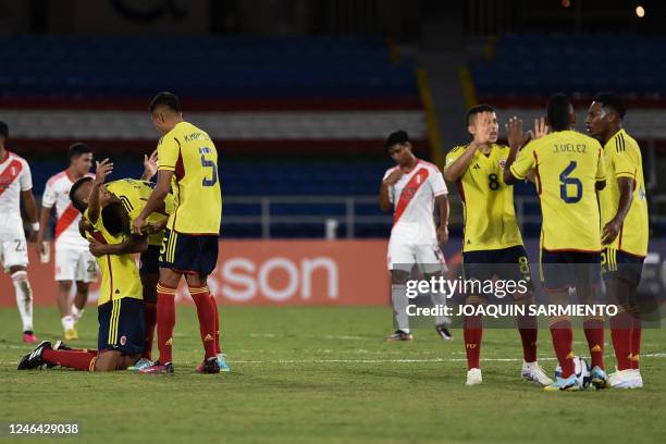 Colombian players celebrate after defeating Peru during the South American U-20 championship first round football match at the Pascual Guerrero...