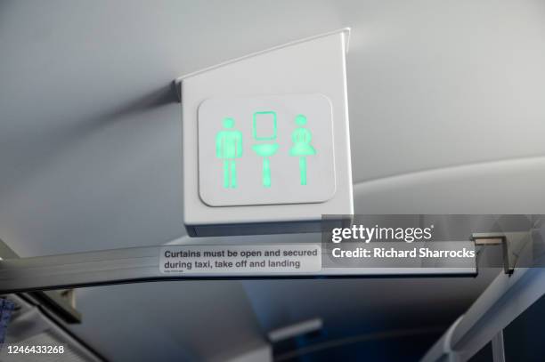 aircraft lavatory sign - airplane bathroom stockfoto's en -beelden