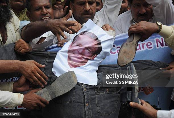Shehri Activists of Mutahida Shehri Mahaz beat an effigy of former US... News ...