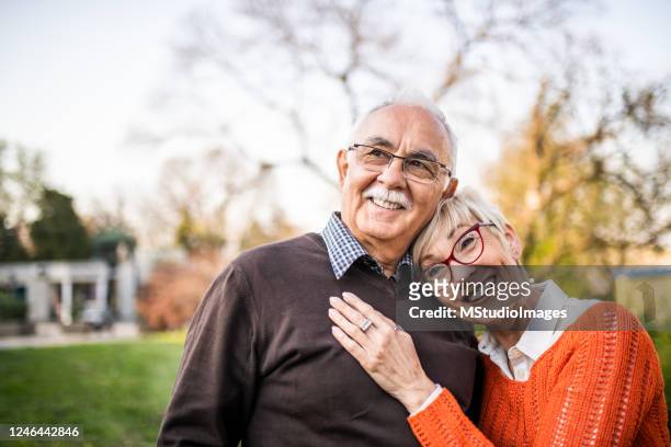 ritratto di una coppia di anziani. - coppia anziana foto e immagini stock