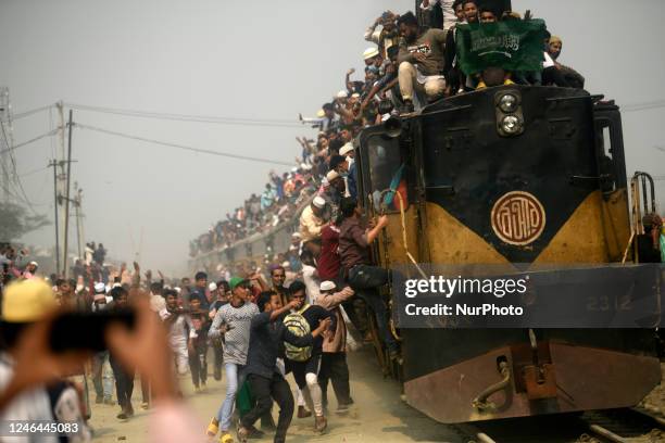 Thousands of Muslim devotees return home after attending the final prayer of Bishwa Ijtema, considered the world's second-largest Muslim gathering...