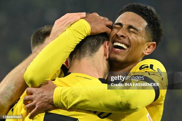 Dortmund's US midfielder Giovanni Reyna celebrates scoring the 4-3 goal with his team-mates including Dortmund's English midfielder Jude Bellingham...