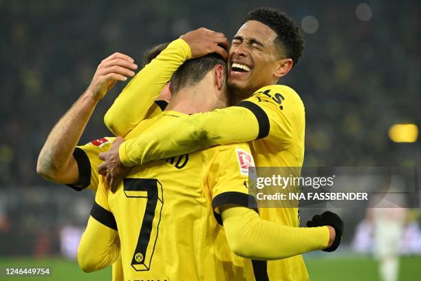 Dortmund's US midfielder Giovanni Reyna celebrates scoring the 4-3 goal with his team-mates including Dortmund's English midfielder Jude Bellingham...