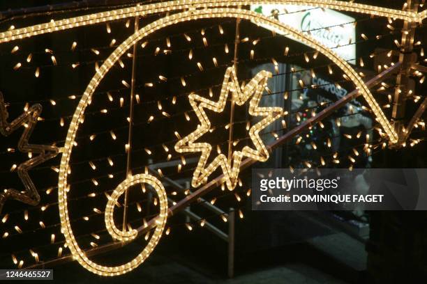 Vue des illuminations de Noël prise le 06 décembre 2004 dans une rue de Agde. Afin de réduire sa facture d'électricité, la ville d'Agde a décidé de...
