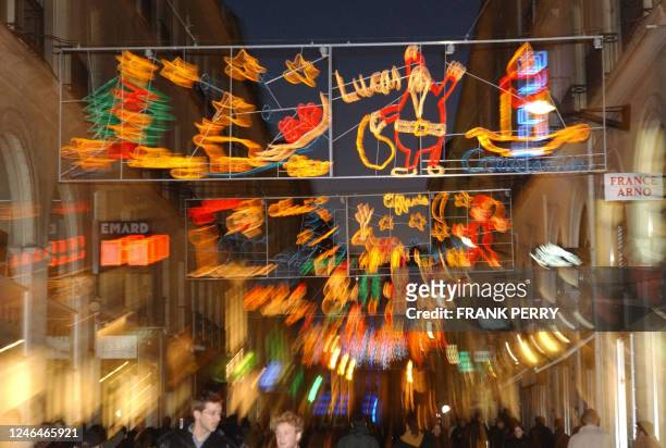 Des guirlandes lumineuses réalisées d'après des dessins d'enfants décorent une rue commerçante du centre de Nantes, le 17 décembre 2004, à l'approche...