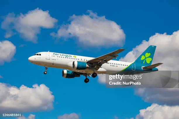 Aer Lingus Airbus A320 aircraft as seen flying on final approach over the houses of Myrtle avenue in London, a famous planespotting location, for...