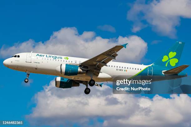 Aer Lingus Airbus A320 aircraft as seen flying on final approach over the houses of Myrtle avenue in London, a famous planespotting location, for...