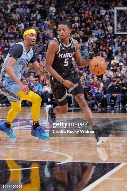 De'Aaron Fox of the Sacramento Kings drives to the basket during the game against the Memphis Grizzlies on January 23, 2023 at Golden 1 Center in...