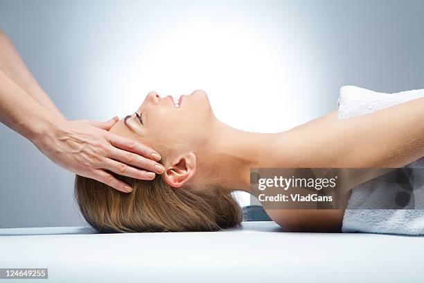 massage du visage - facial acupressure photos et images de collection