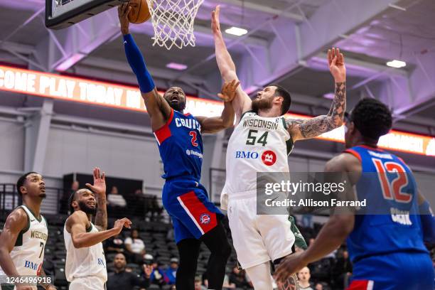 David Nwaba of the Motor City Cruise attempts a lay-up against Sandro Mamukelashvili of the Wisconsin Herd on January 23, 2023 at Wayne State...