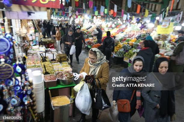 Iranians shop at Tajrish bazaar in northern Tehran on January 25, 2023. - The EU and Britain slapped yesterday another round of sanctions on Iran,...