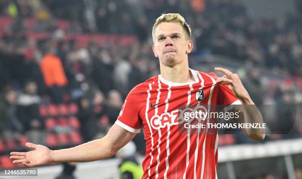 Freiburg's German defender Matthias Ginter celebrates his 1-1 during the German first division Bundesliga football match between SC Freiburg and...