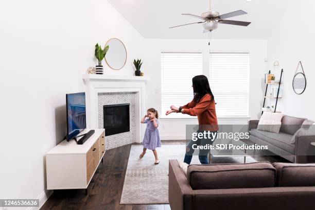 mutter und tochter tanzen vor dem fernseher - fernseher tanzen home stock-fotos und bilder