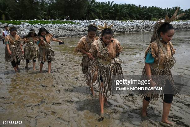 Macuri Ritual 118 Thanksgiving Puja Pantai Ritual Prayer In Malaysia Stock Photos ...