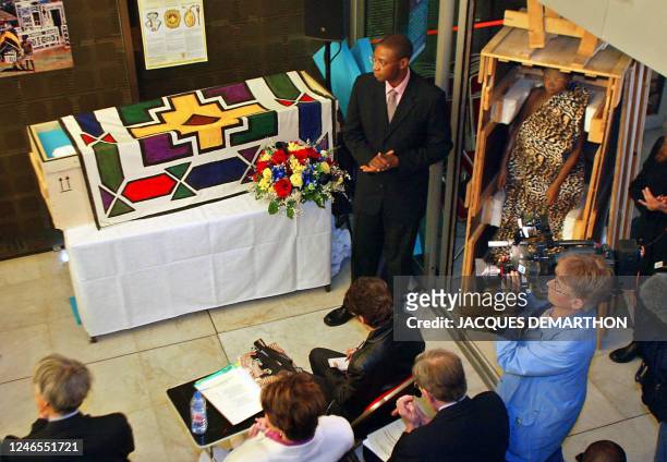 Vue de la dépouille et du moulage de Saartjie Baartman, surnommée "Venus hottentote", le 29 avril 2002 à l'ambassade de l'Afrique du Sud à Paris,...