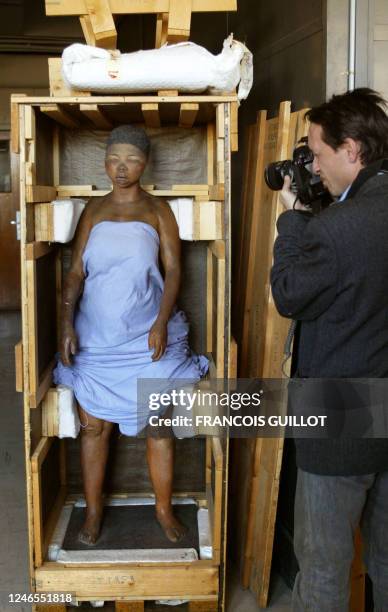 Un photographe prend un cliché du moulage de la dépouille de Saartjie Baartman, la "vénus hottentote", le 31 janvier 2002 dans les réserves du Musée...