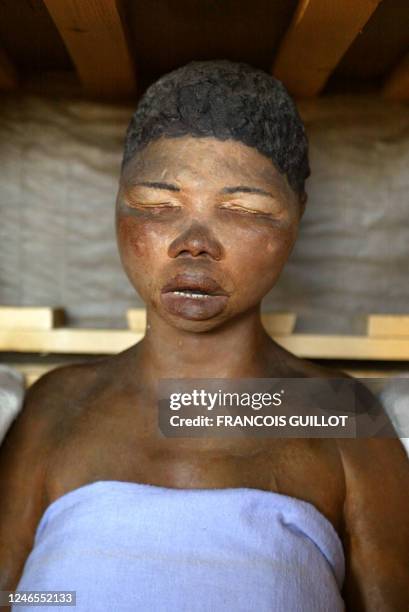 Le moulage de la dépouille de Saartjie Baartman, la "vénus hottentote", est visible, le 31 janvier 2002 dans les réserves du Musée de l'Homme à...